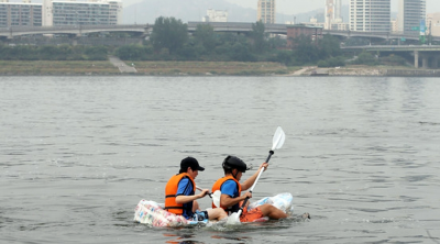 lays boat south korea students