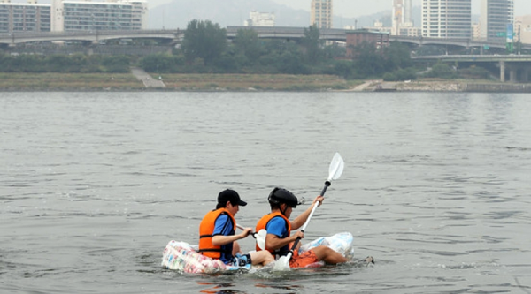 lays boat south korea students